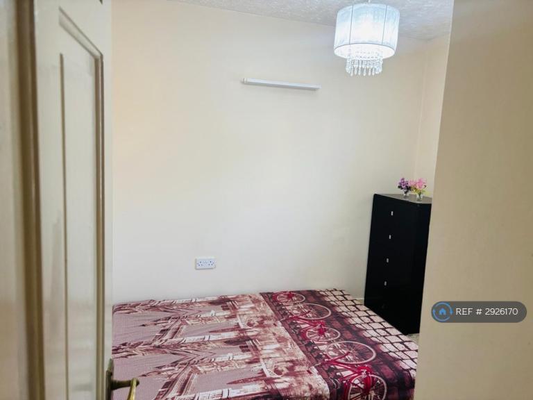 Room Bermuda Close in Basingstoke and Deane