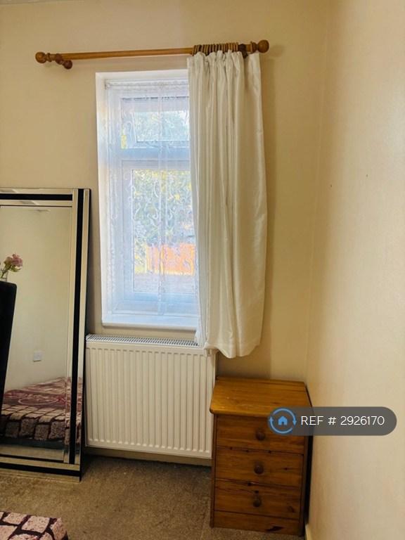 Room Bermuda Close in Basingstoke and Deane