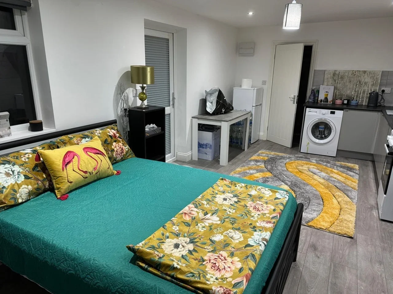 Flat Blythswood Road in Greater London