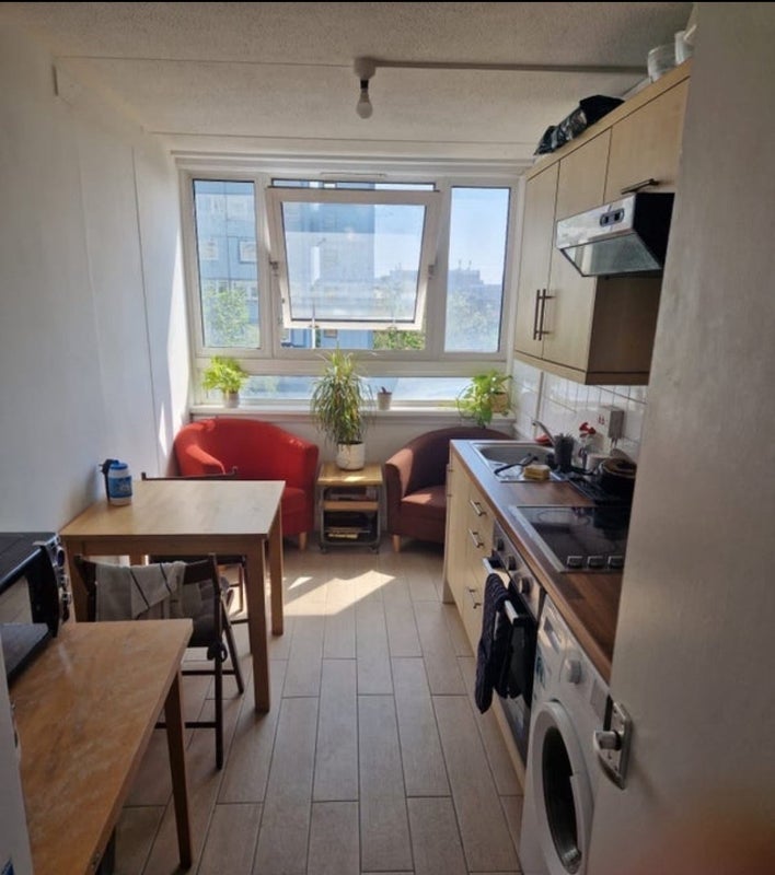 Room Strasburg Road in Greater London