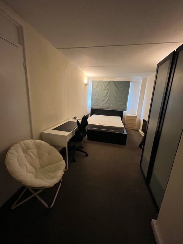 Room Strasburg Road in Greater London