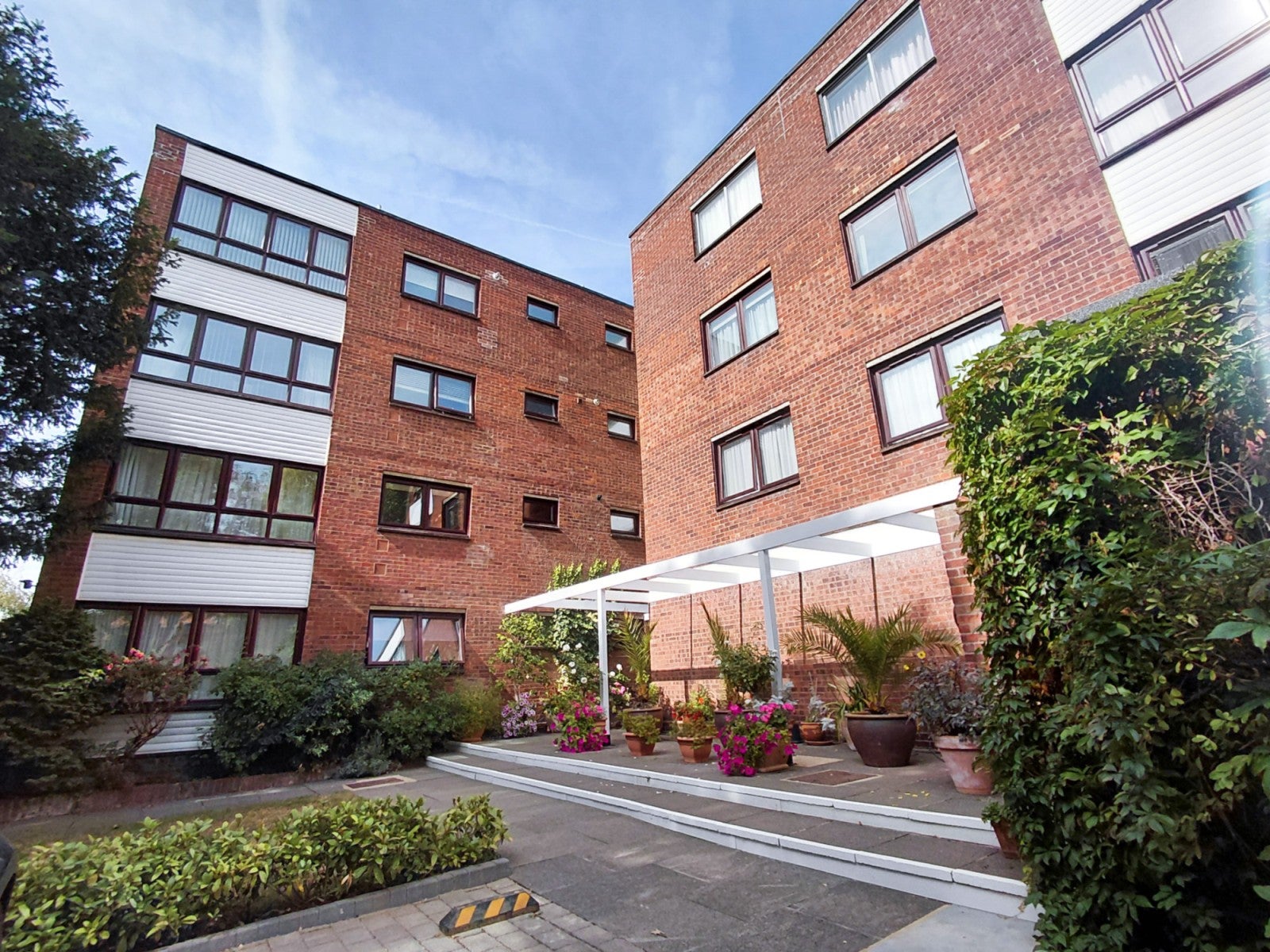 Flat Hillcroft Crescent in Greater London