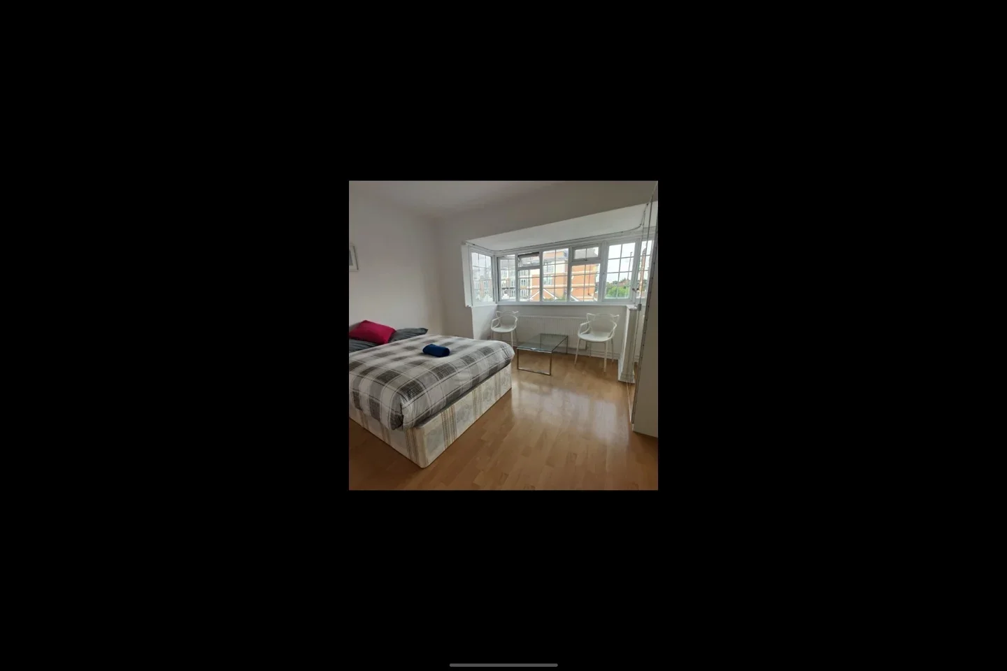 Room Golders Green Road in Greater London