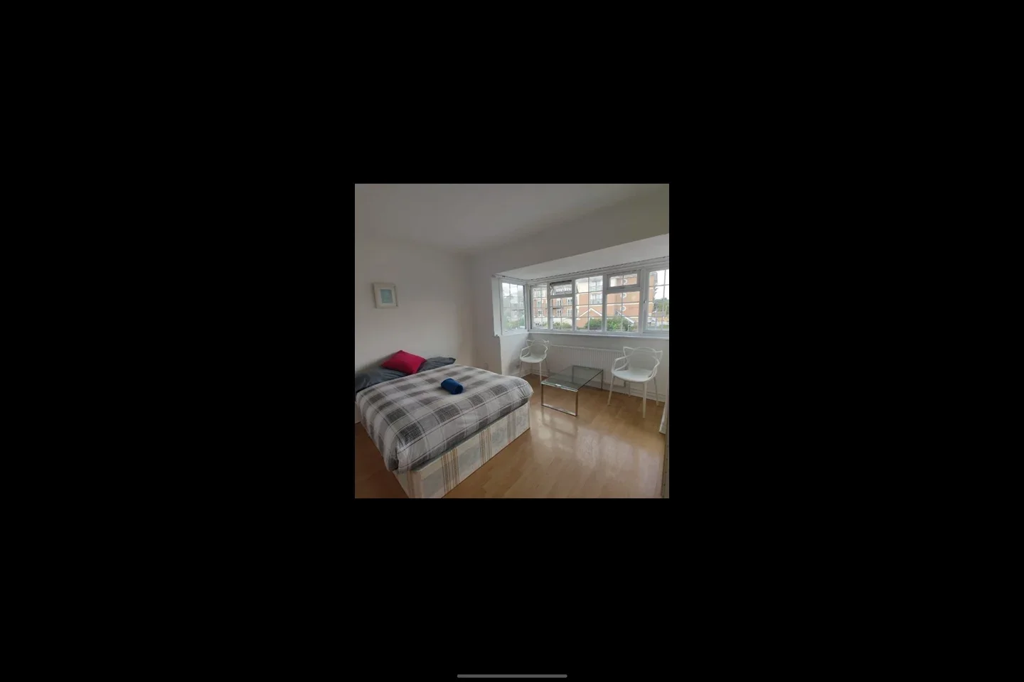 Room Golders Green Road in Greater London