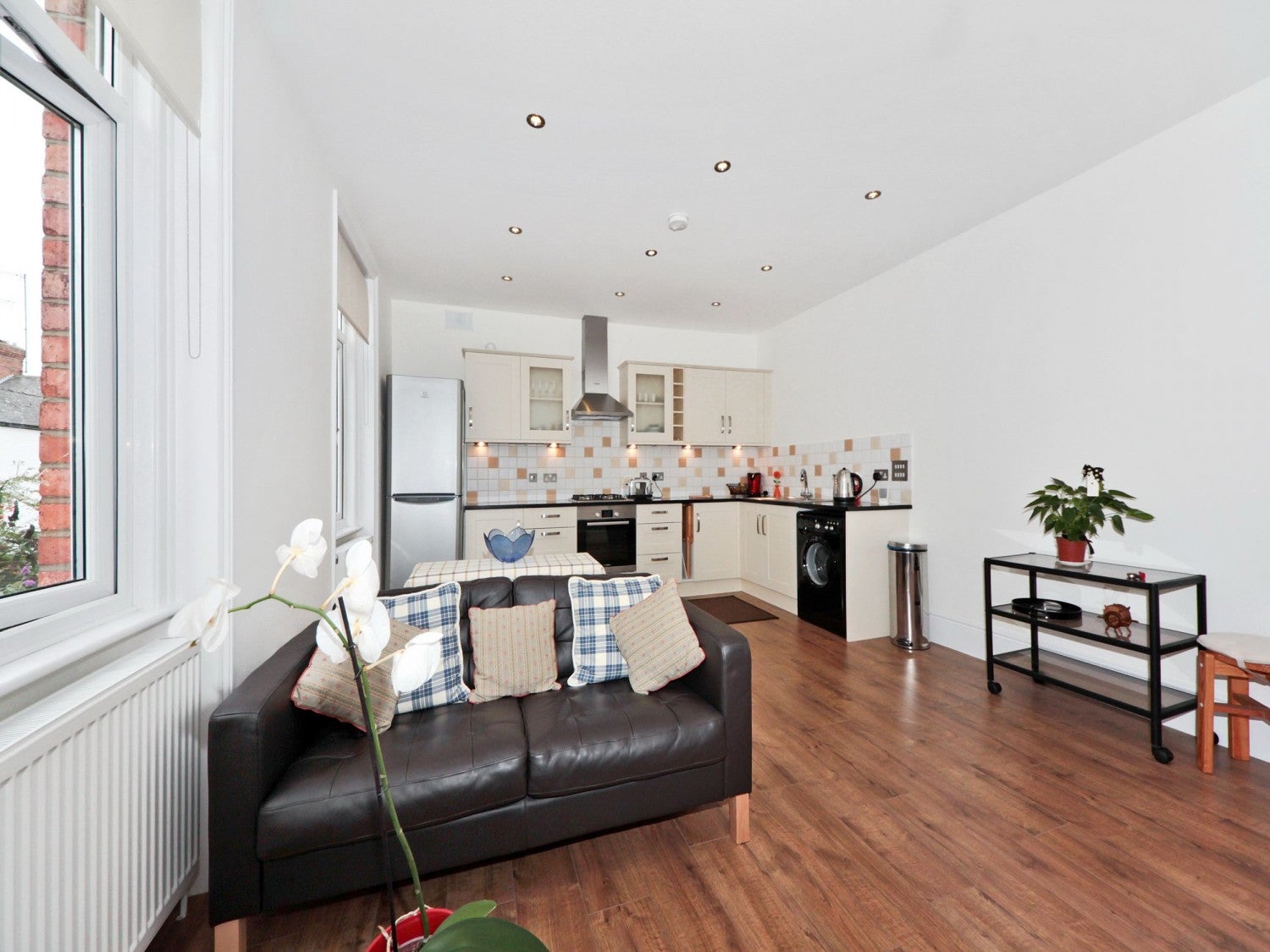 Flat Melrose Avenue in Greater London