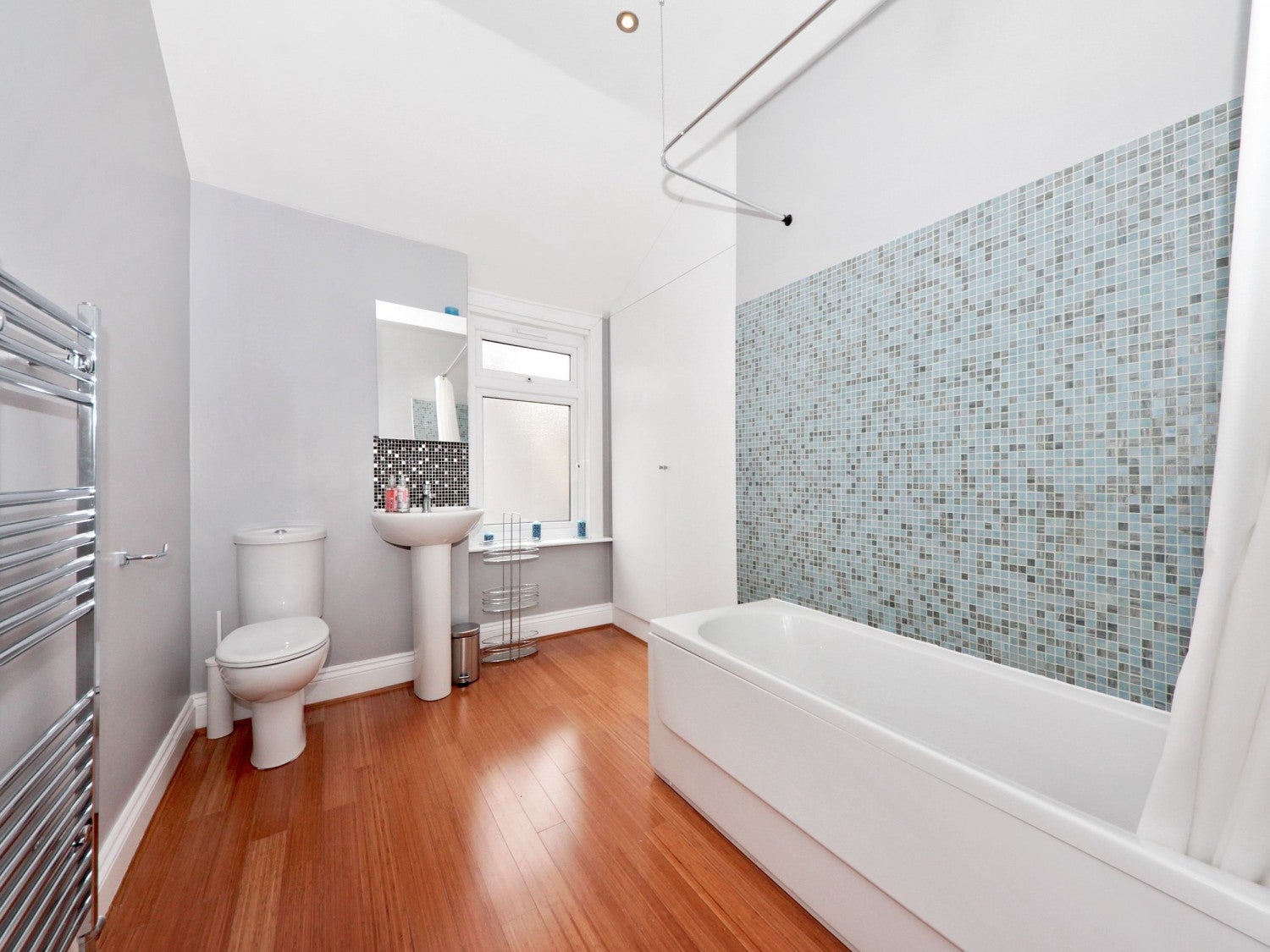 Flat Melrose Avenue in Greater London