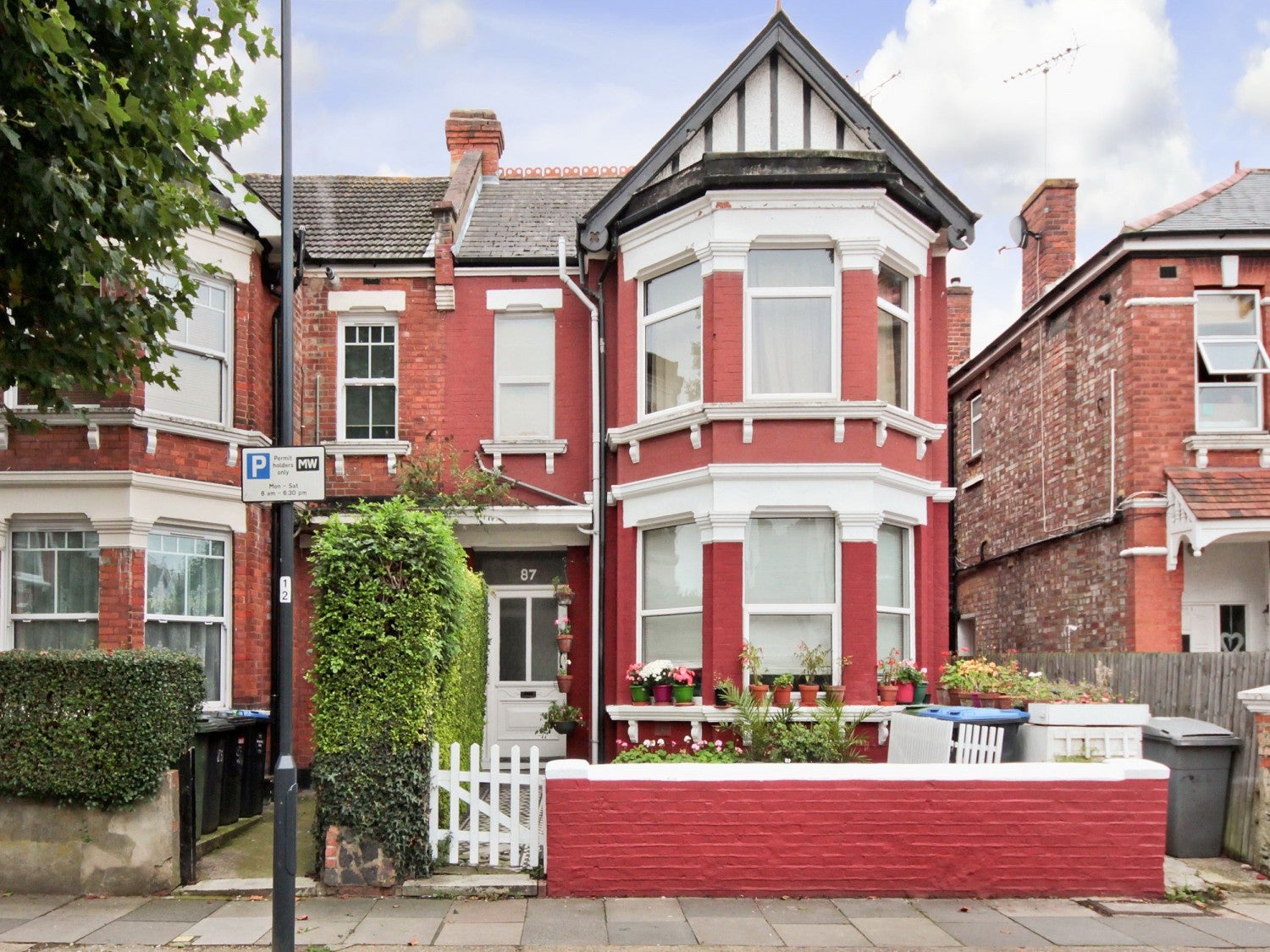 Flat Melrose Avenue in Greater London