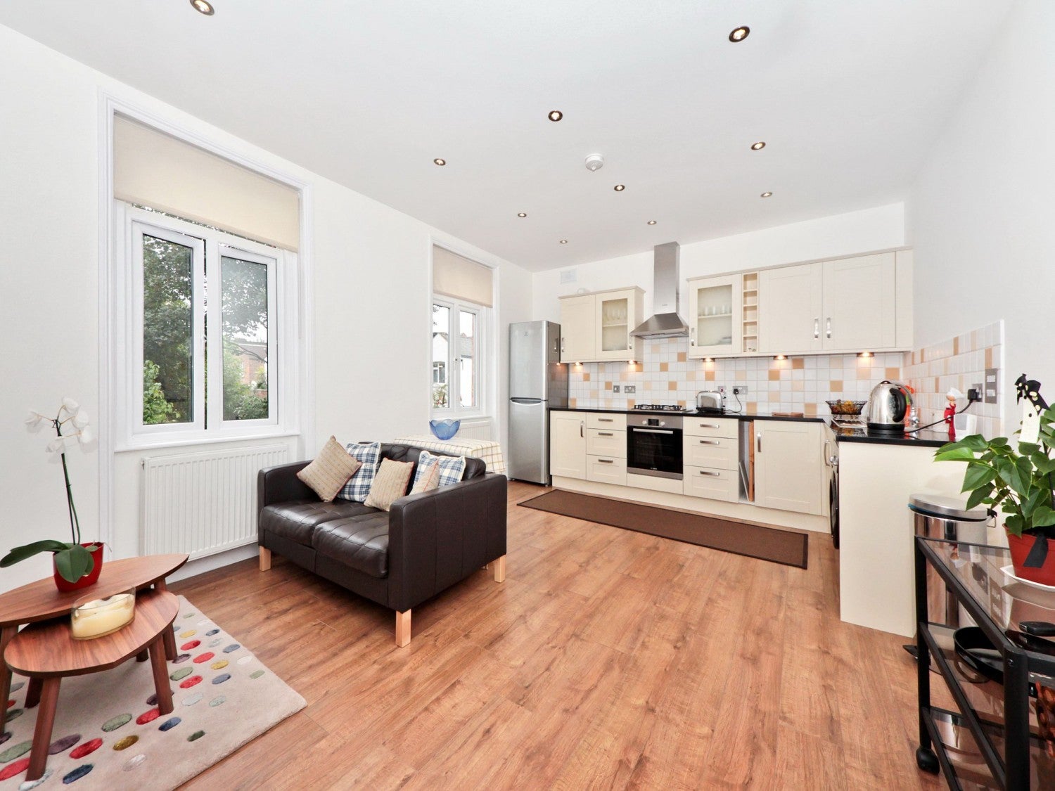 Flat Melrose Avenue in Greater London
