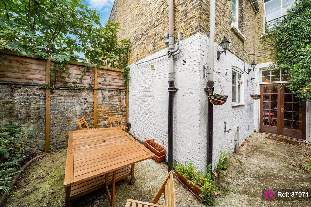 House Cadiz Street in Greater London