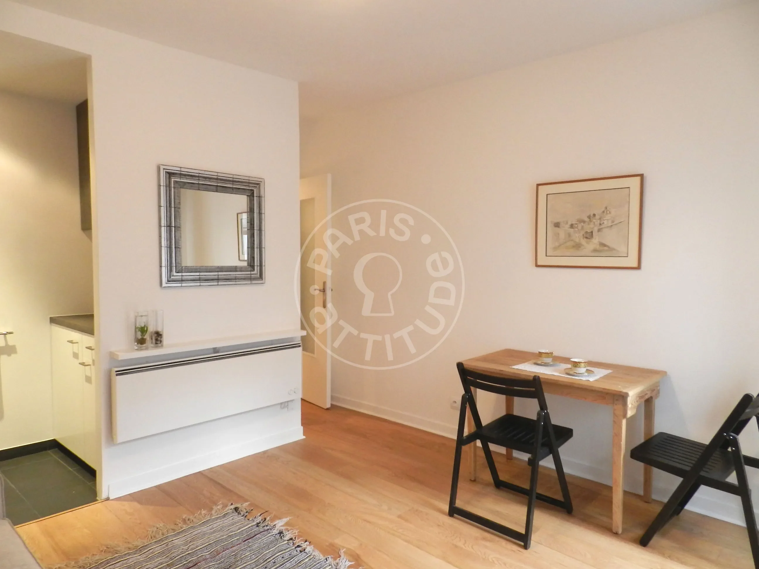 Flat Rue Tholozé in Paris