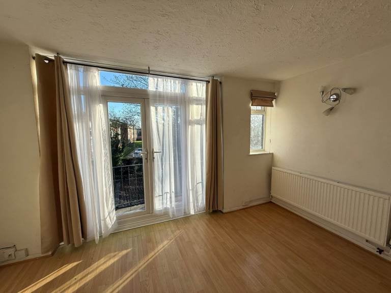 Flat Talbot Road in Luton