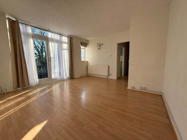 Flat Talbot Road in Luton