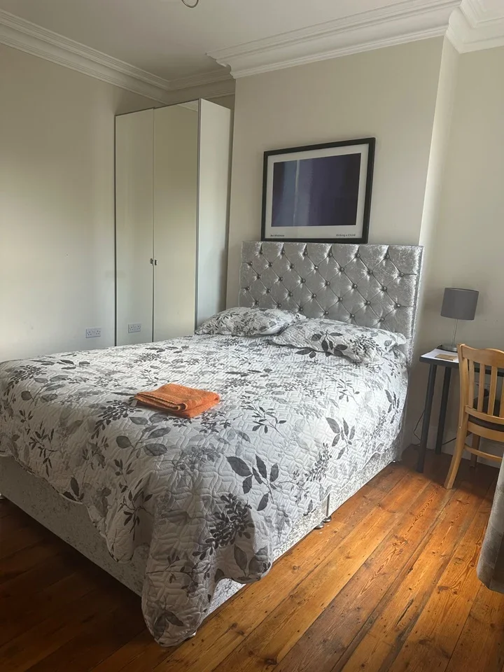 Room Hazeldean Road in Greater London