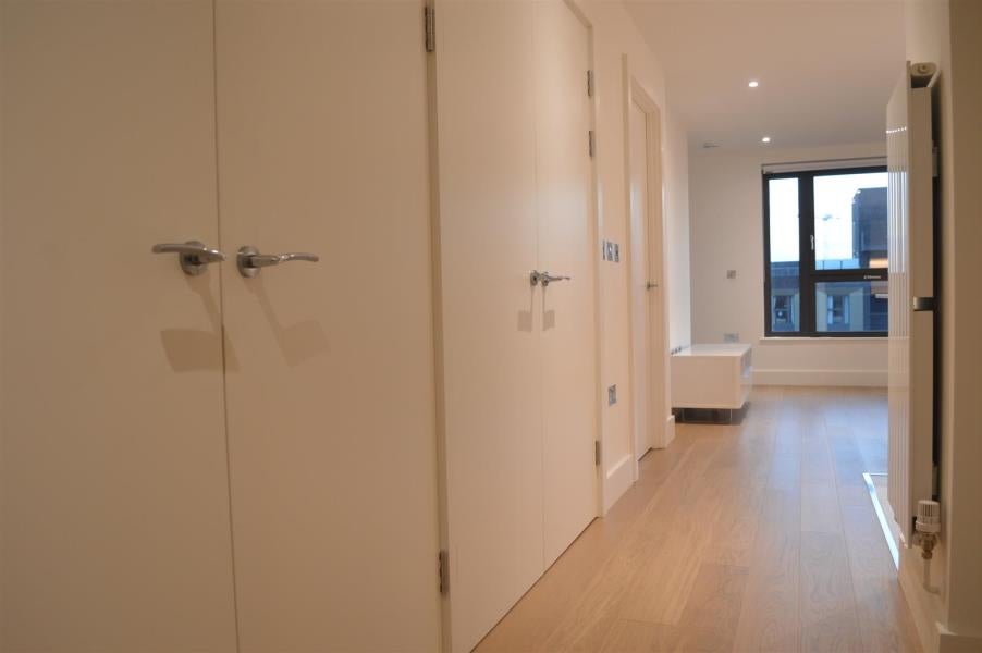 Flat Portal Way in London
