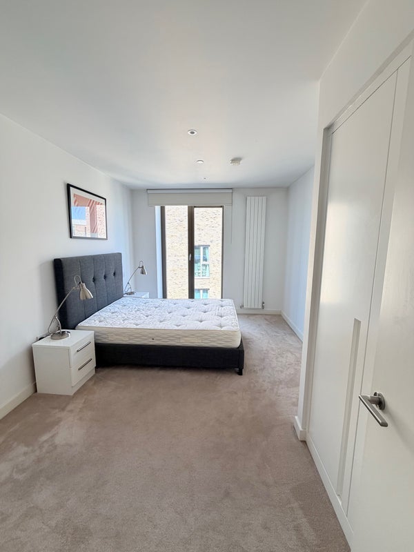Room Schooner Road in Greater London