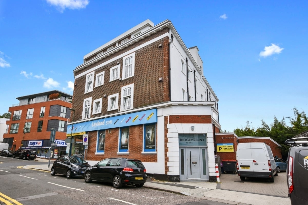 Flat Ridge Road in Greater London