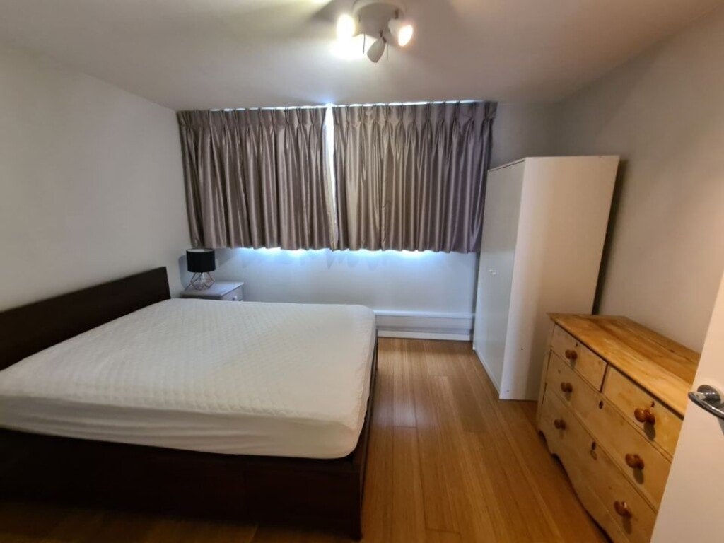 Room Bacon Street in Greater London