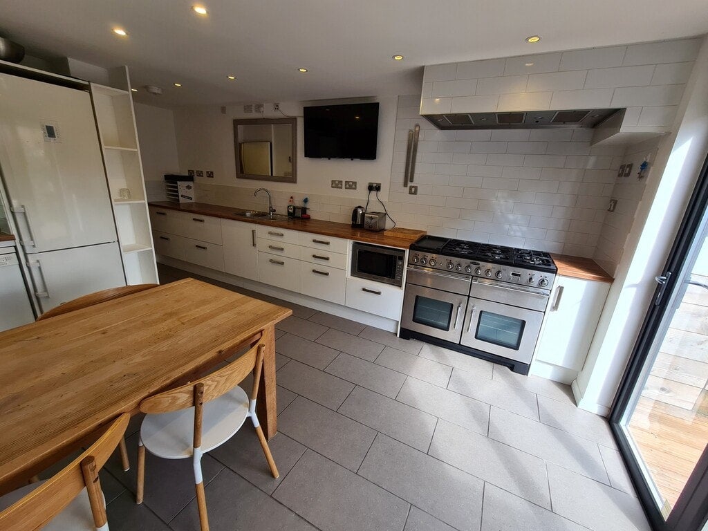 Room Bacon Street in Greater London