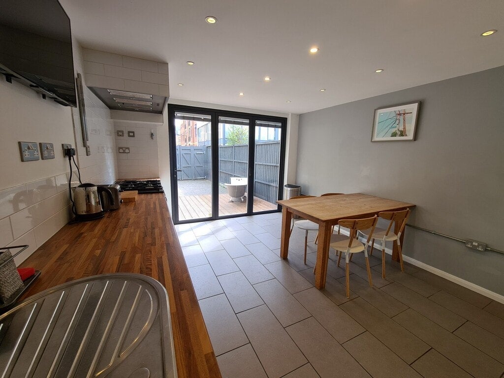 Room Bacon Street in Greater London