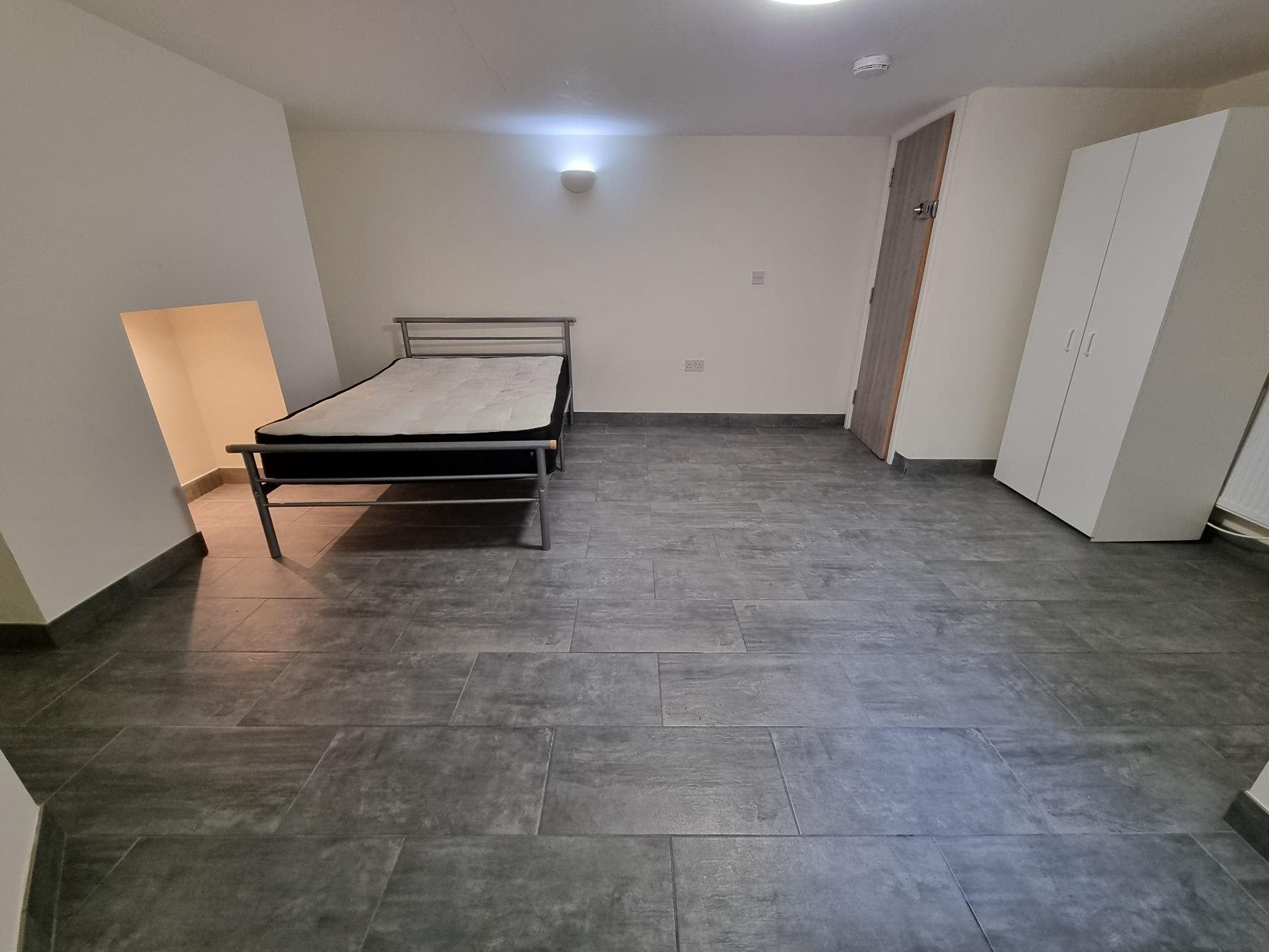 Room West Grove in Cardiff