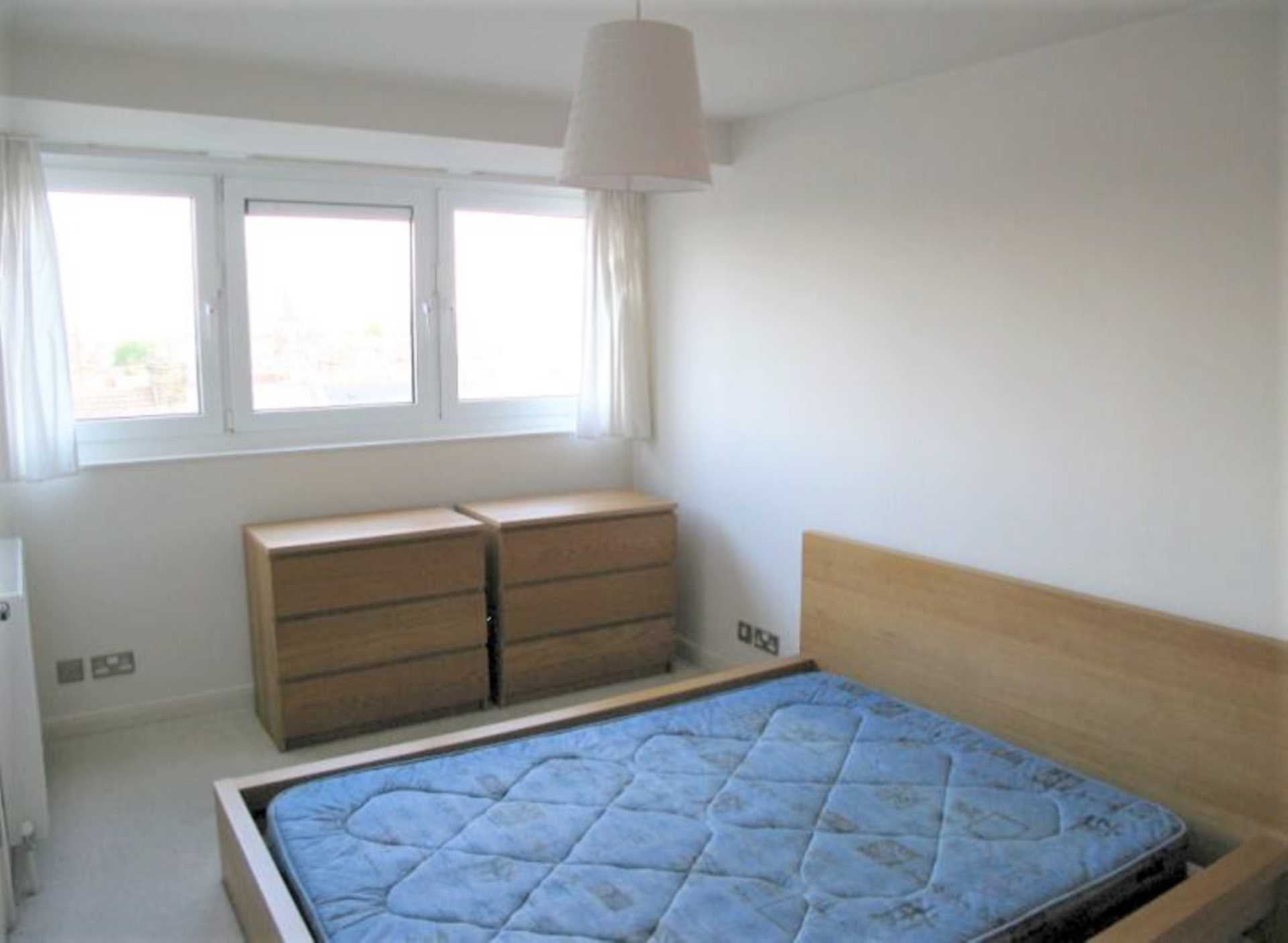 Flat Bullen Street in Greater London