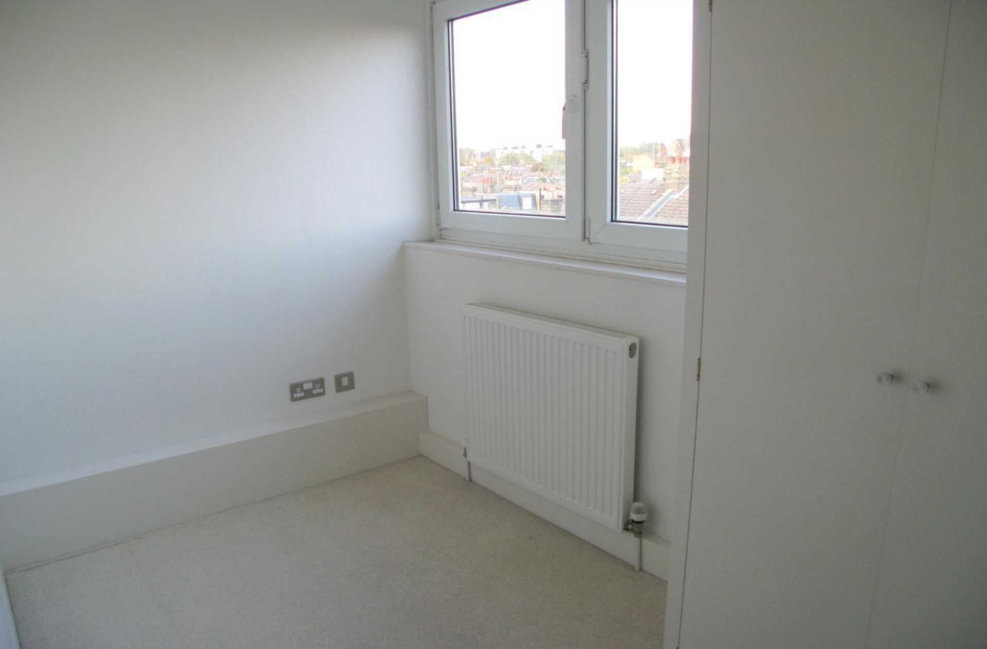Flat Bullen Street in Greater London