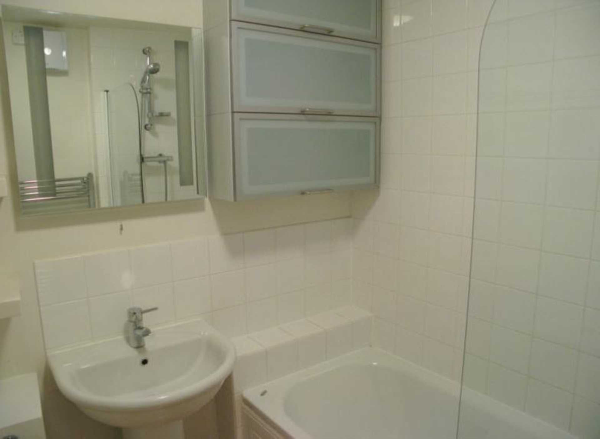 Flat Bullen Street in Greater London