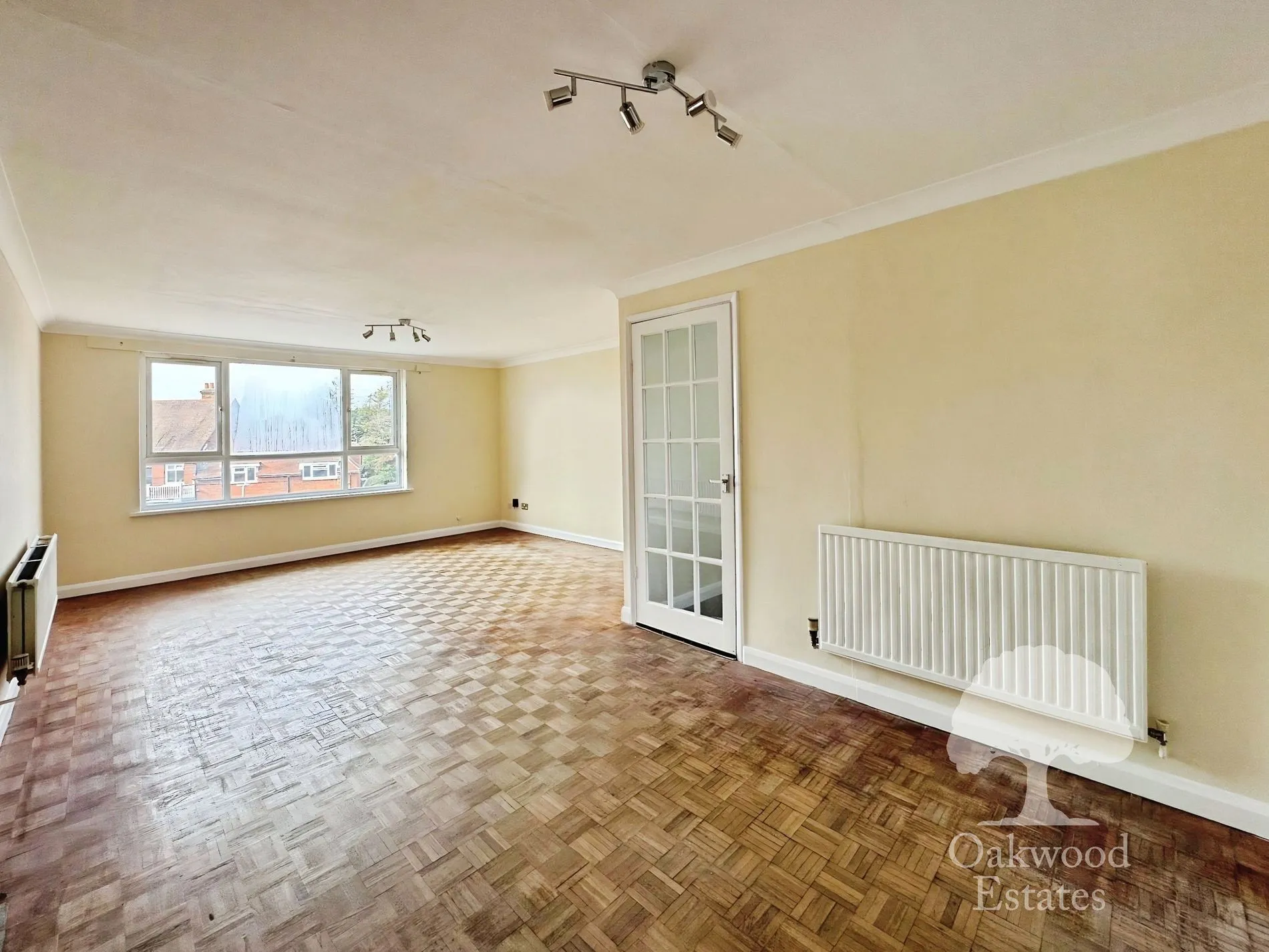 Flat Lansdowne Court in Slough