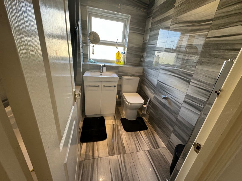 Room Millennium Drive in Greater London