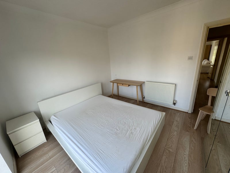 Room Millennium Drive in Greater London