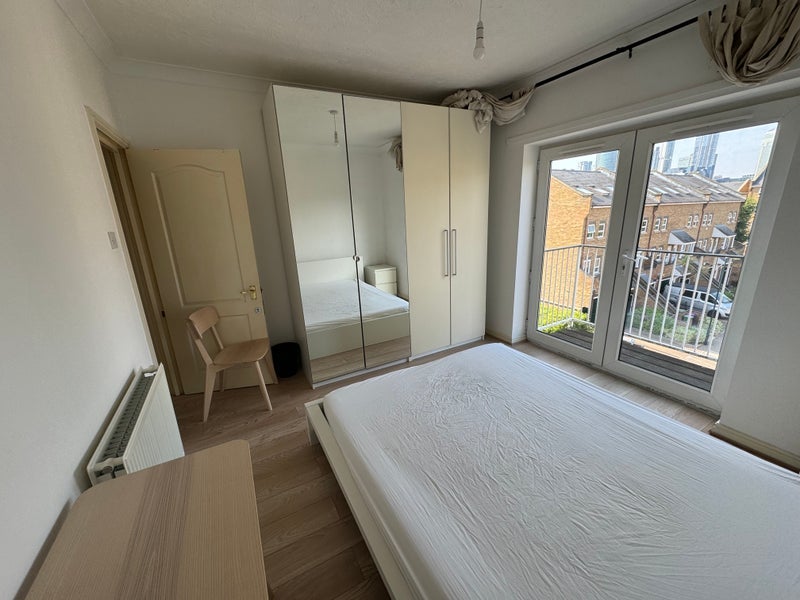 Room Millennium Drive in Greater London