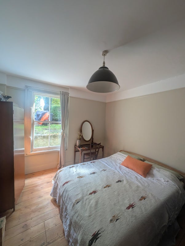 Flat Ashby Road in Greater London