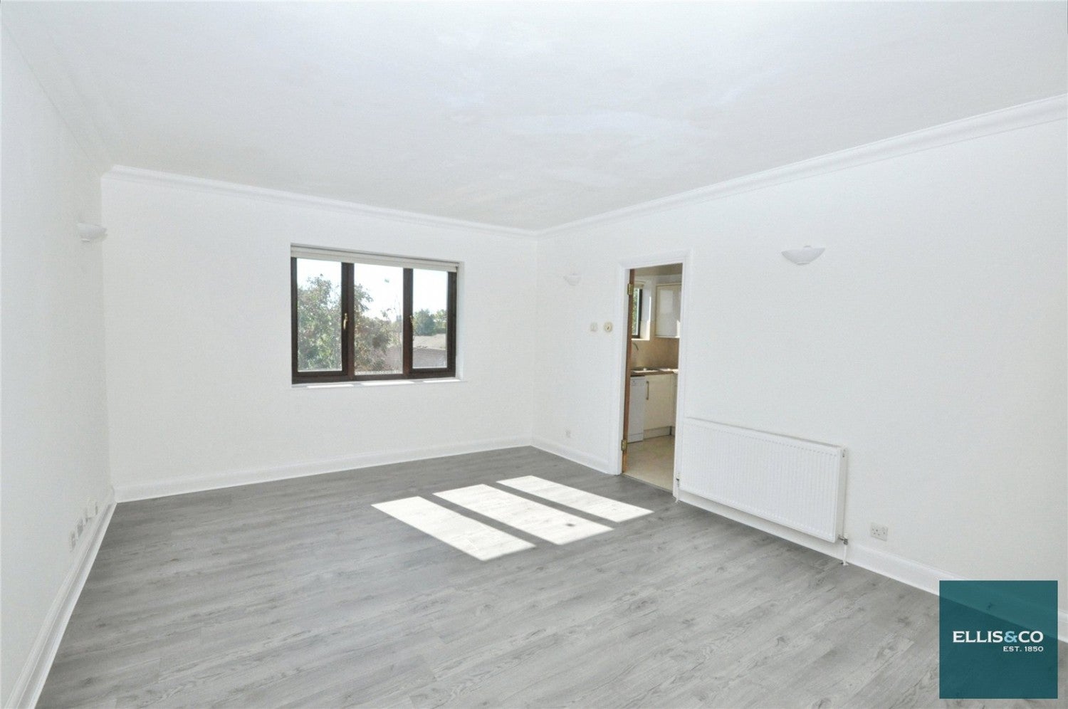 Flat Rowlands Close in Greater London