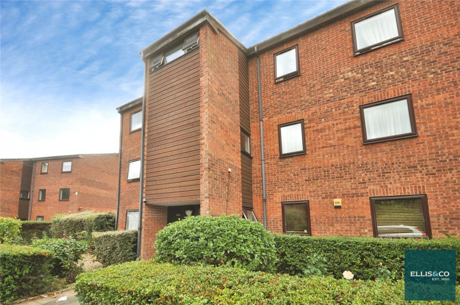 Flat Rowlands Close in Greater London