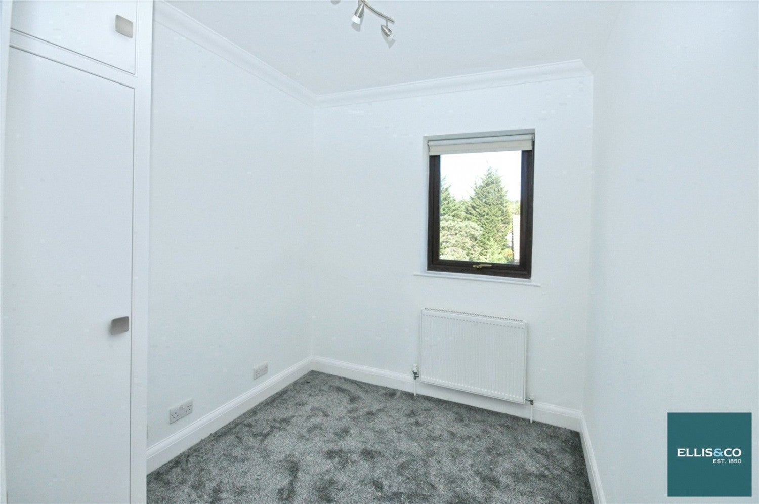 Flat Rowlands Close in Greater London