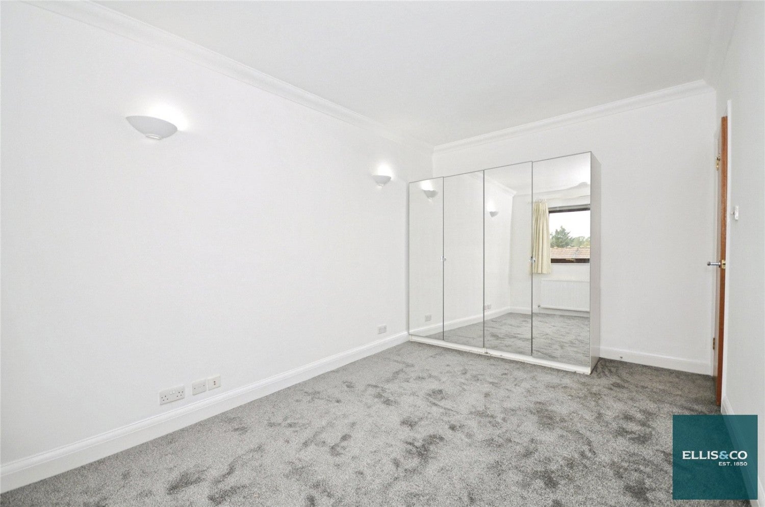 Flat Rowlands Close in Greater London