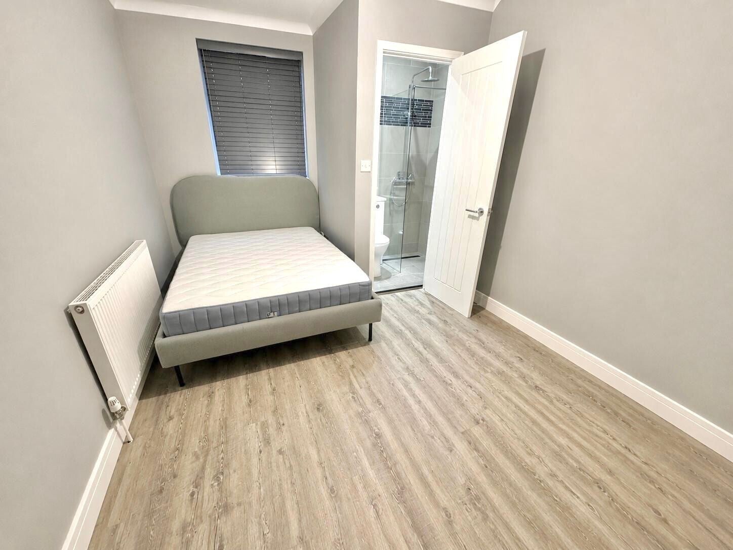 Flat Queen Anne Avenue in Greater London