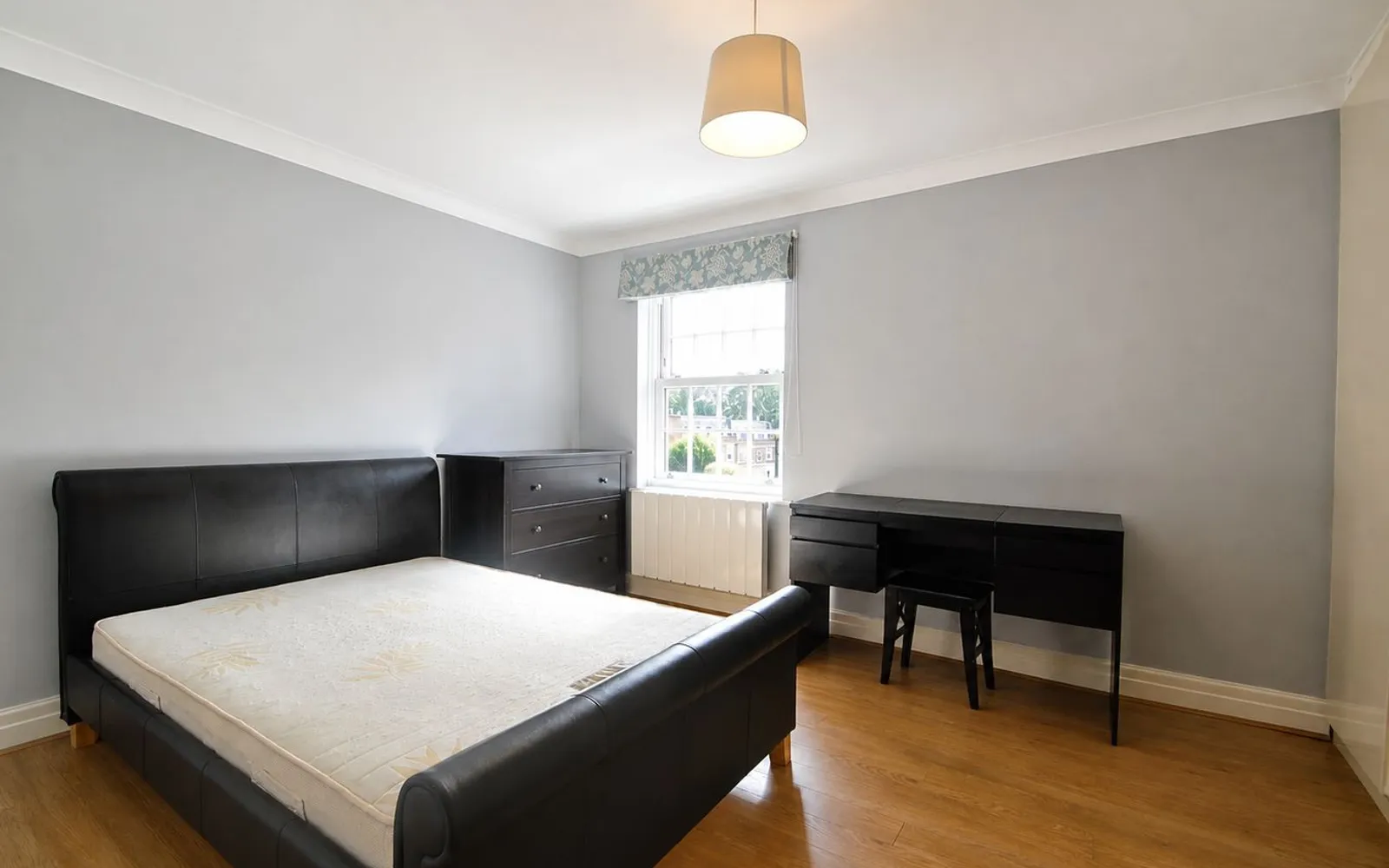 Flat Stoneleigh Park in Elmbridge
