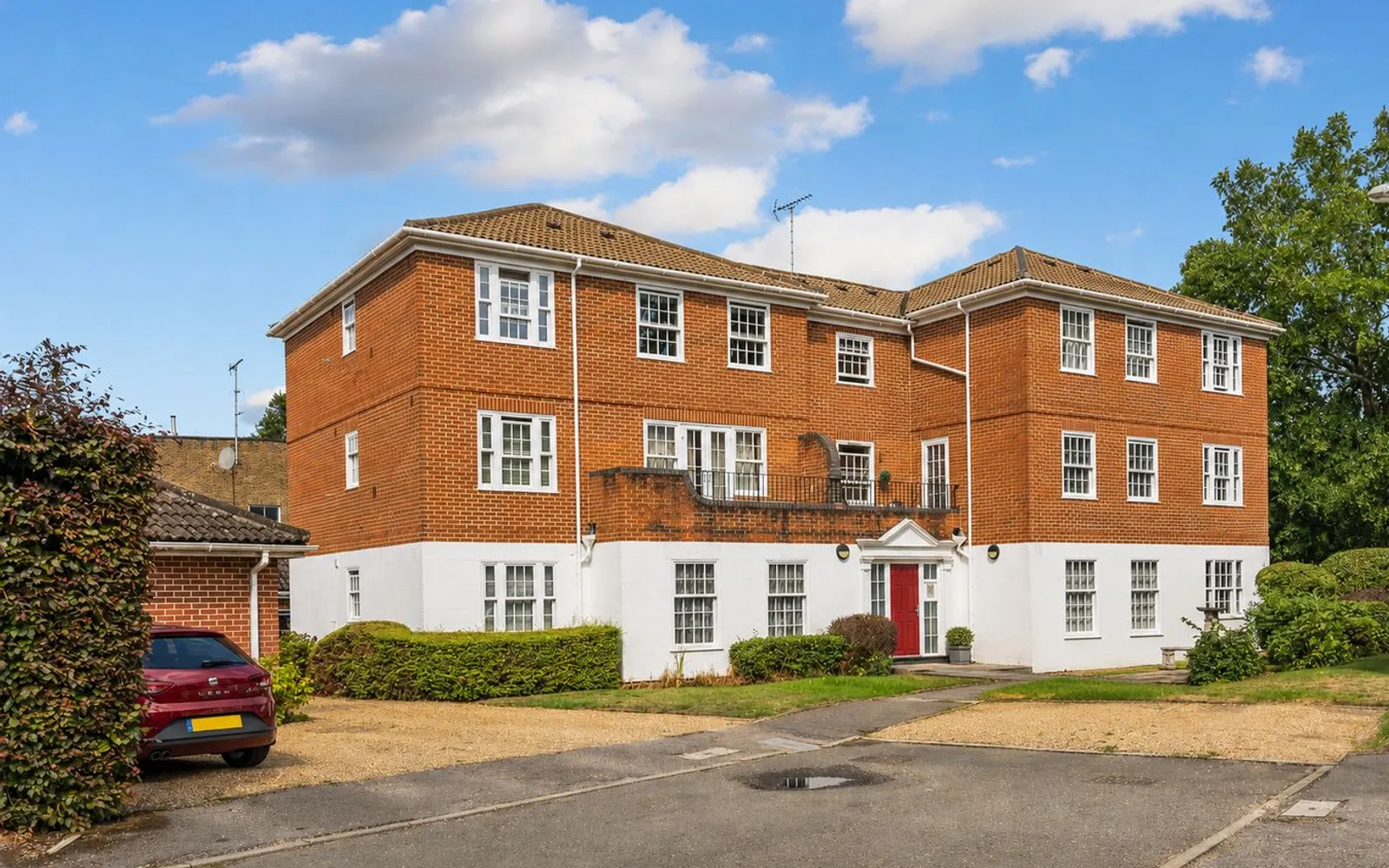 Flat Stoneleigh Park in Elmbridge