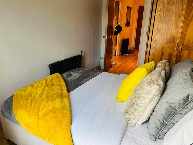 Room Hopton Road in Greater London