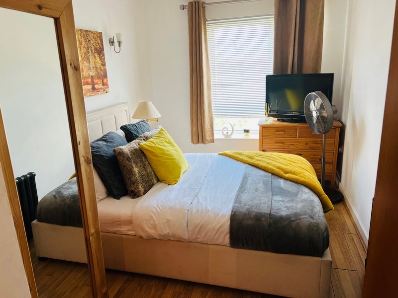 Room Hopton Road in Greater London