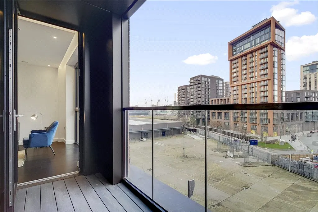 Flat Ponton Road in Greater London
