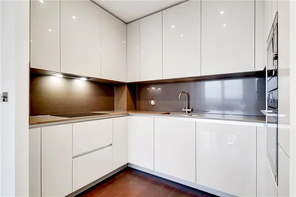 Flat Ponton Road in Greater London