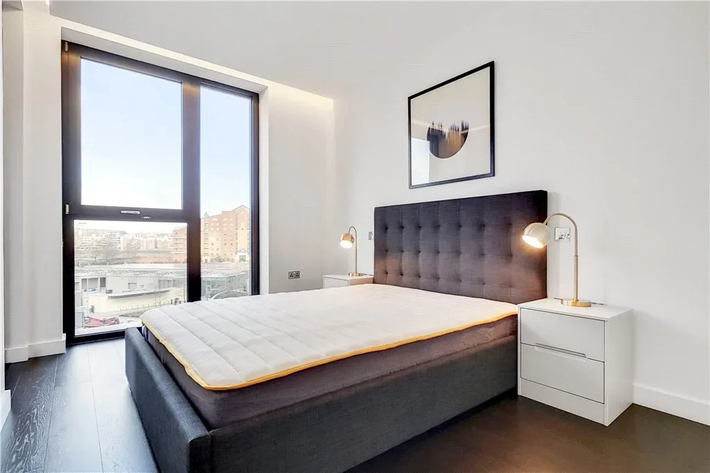 Flat Ponton Road in Greater London