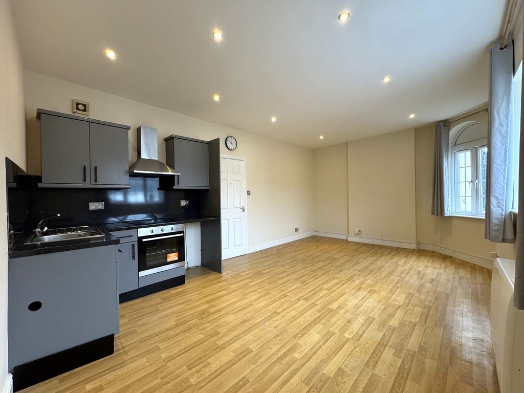 Flat Cowbridge Road East in Cardiff