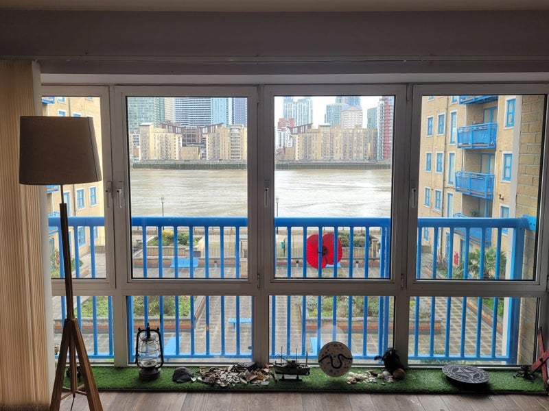 Flat Rotherhithe Street in Greater London