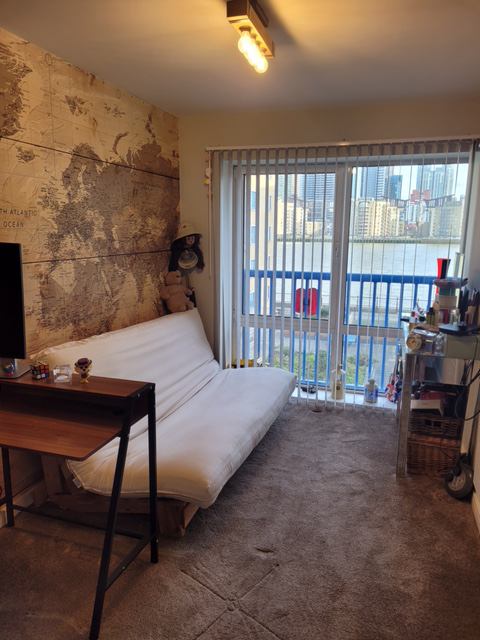 Flat Rotherhithe Street in Greater London