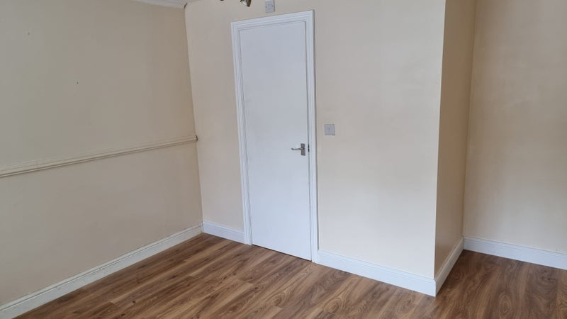 Room Wingate Crescent in Greater London
