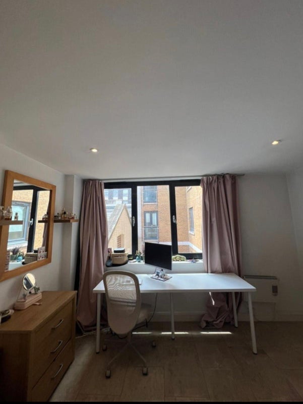 Flat Leman Street in Greater London
