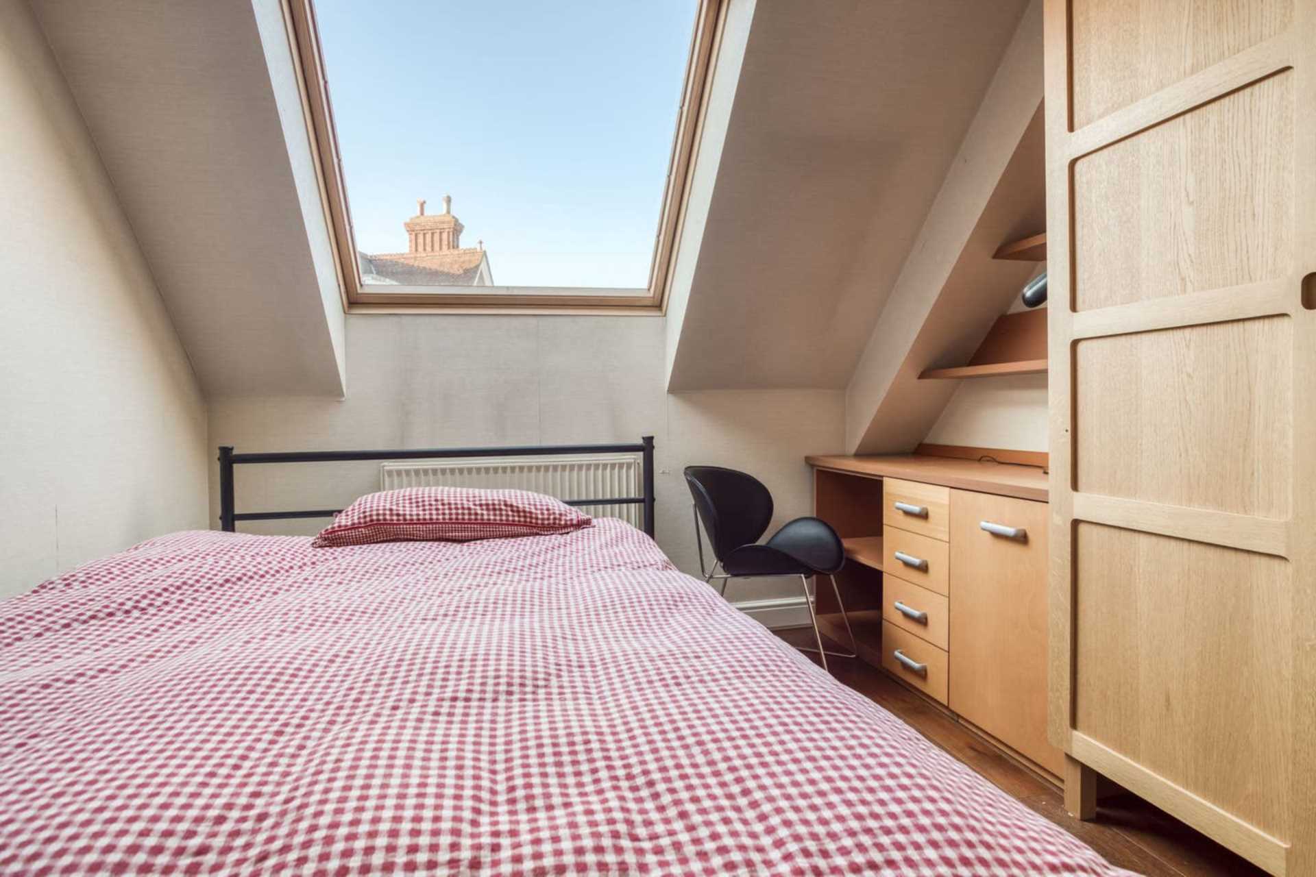 Flat Kidderpore Avenue in Greater London